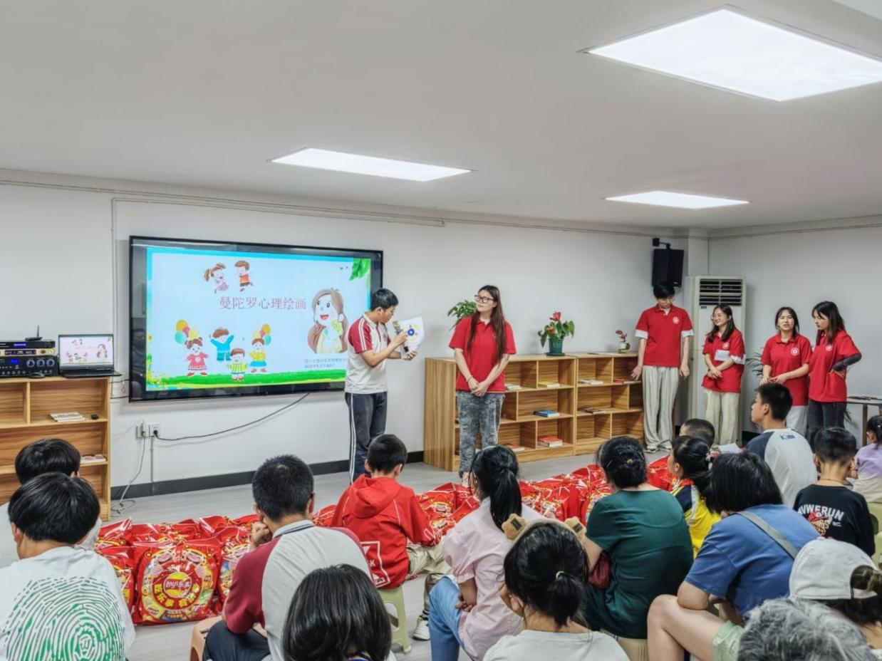 双节同庆 心暖童心|外围买球的app十大平台携手东城街道开展“粽点关注·童心向阳”志愿活动